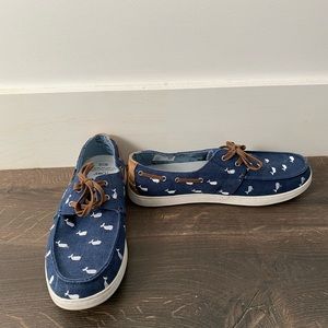 Men’s TOMS boat shoes. Preppy whale motif. Oceana partnership. Blue size 10